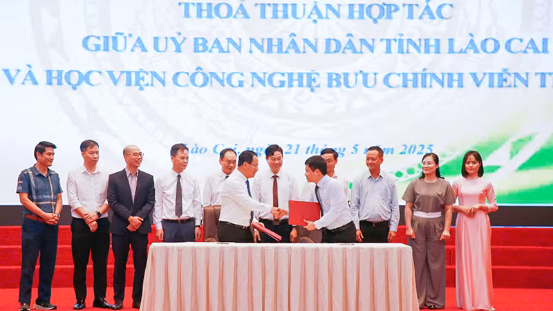 Ký kết thỏa thuận hợp tác giữa Uỷ ban nhân dân tỉnh Lào Cai với Học viện Công nghệ Bưu chính Viễn thông. Ký kết thỏa thuận hợp tác giữa Uỷ ban nhân dân tỉnh Lào Cai với Học viện Công nghệ Bưu chính Viễn thông.