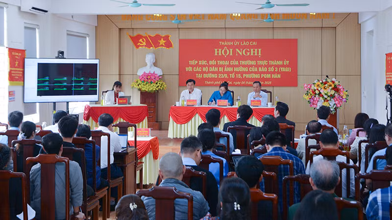 Quang cảnh buổi tiếp xúc, đối thoại với người dân.