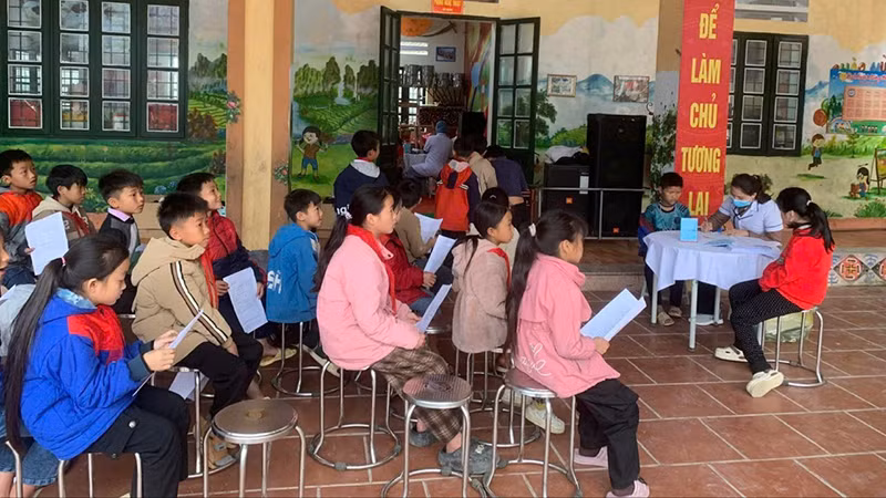 Tiêm vaccine phòng bệnh sởi tại các trường học trên địa bàn tỉnh Lào Cai. Tiêm vaccine phòng bệnh sởi tại các trường học trên địa bàn tỉnh Lào Cai.