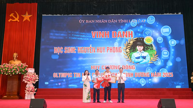 Em Nguyễn Huy Phong, học sinh lớp 11 chuyên Tin, Trường THPT Chuyên Lào Cai đã xuất sắc giành Huy chương Đồng tại Kỳ thi Olympic Tin học châu Á-Thái Bình Dương.