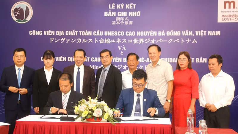 Lễ ký kết biên bản ghi nhớ hợp tác giữa 2 công viên địa chất. 