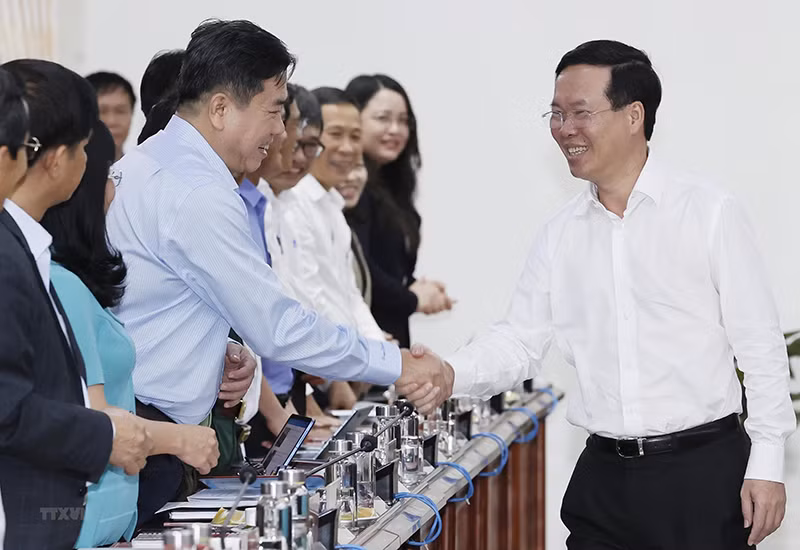 Chủ tịch nước Võ Văn Thưởng làm việc với lãnh đạo chủ chốt tỉnh Phú Yên về triển khai thực hiện nhiệm vụ nửa đầu nhiệm kỳ Nghị quyết Đại hội XIII của Đảng, Nghị quyết Đại hội Đảng bộ tỉnh lần thứ 17, nhiệm kỳ 2020-2025. (Ảnh: TTXVN)