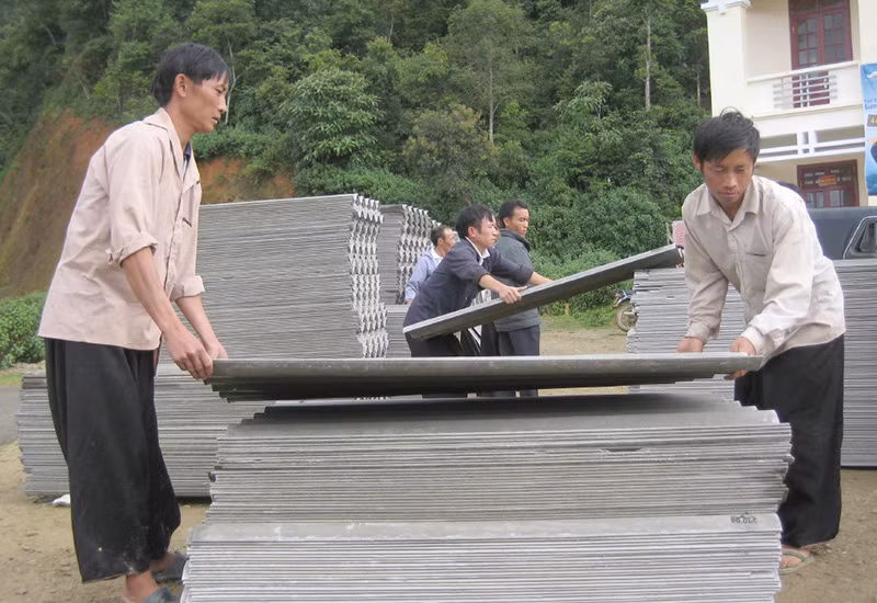 Hỗ trợ tấm lợp cho đồng bào H’Mông xã vùng cao Làng Chếu, huyện Bắc Yên. Hỗ trợ tấm lợp cho đồng bào H’Mông xã vùng cao Làng Chếu, huyện Bắc Yên.