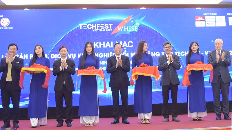 Các đại biểu dự lễ khai mạc.