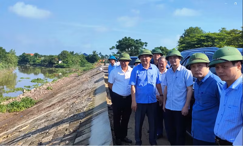 Chủ tịch tỉnh Thanh Hóa cùng các ngành khảo sát đê sông Càn và điểm sạt lở ở xã Nga Điền, huyện Nga Sơn.