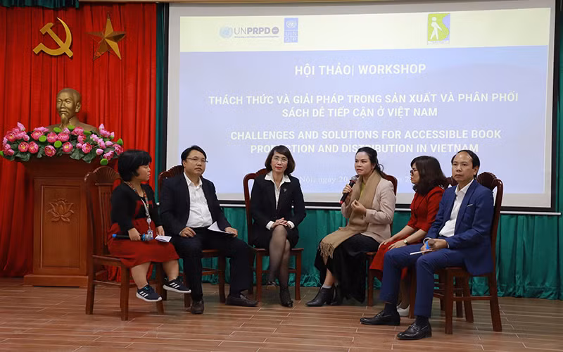 Các đại biểu tham gia tọa đàm Thực trạng và giải pháp cho công tác sản xuất và phân phối sách dễ tiếp cận ở Việt Nam.