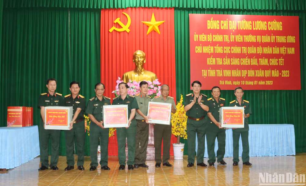Đại diện các đơn vị lực lượng vũ trang tỉnh Trà Vinh nhận quà Tết của Bộ Quốc phòng.