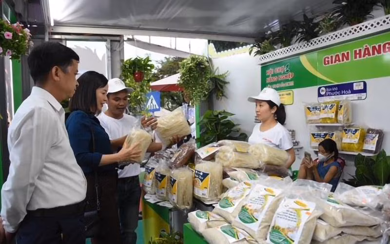 Người dân, du khách mua sản phẩm OCOP tại Hội chợ Nông nghiệp Hòa Vang năm 2022.