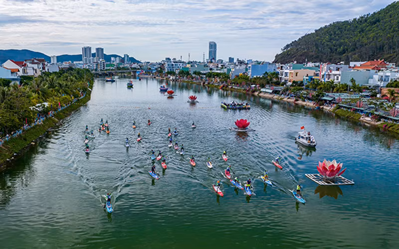 Ngày hội trên sông Hà Thanh, thành phố Quy Nhơn. (Ảnh NGUYỄN PHAN DŨNG NHÂN)