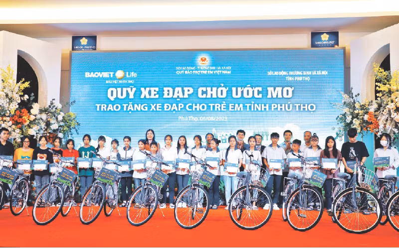 Đại diện các tổ chức trao xe đạp cho học sinh nghèo hiếu học trên địa bàn tỉnh Phú Thọ. (Ảnh Thúy Hằng)