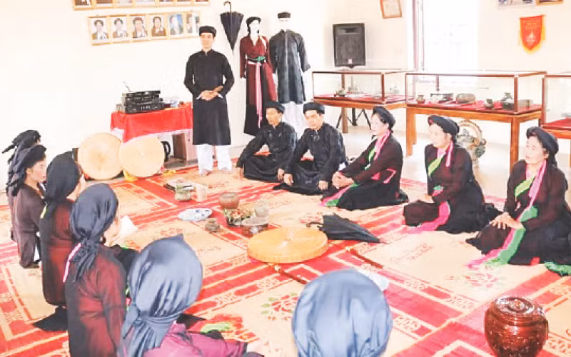Anh hai ĐứcThắng giới thiệu về các hiện vật quan họ cổ.