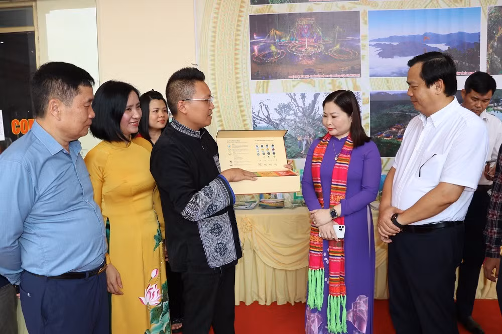 Giới thiệu sản phẩm chè Suối Giàng đến các đại biểu tham gia Hội thảo.