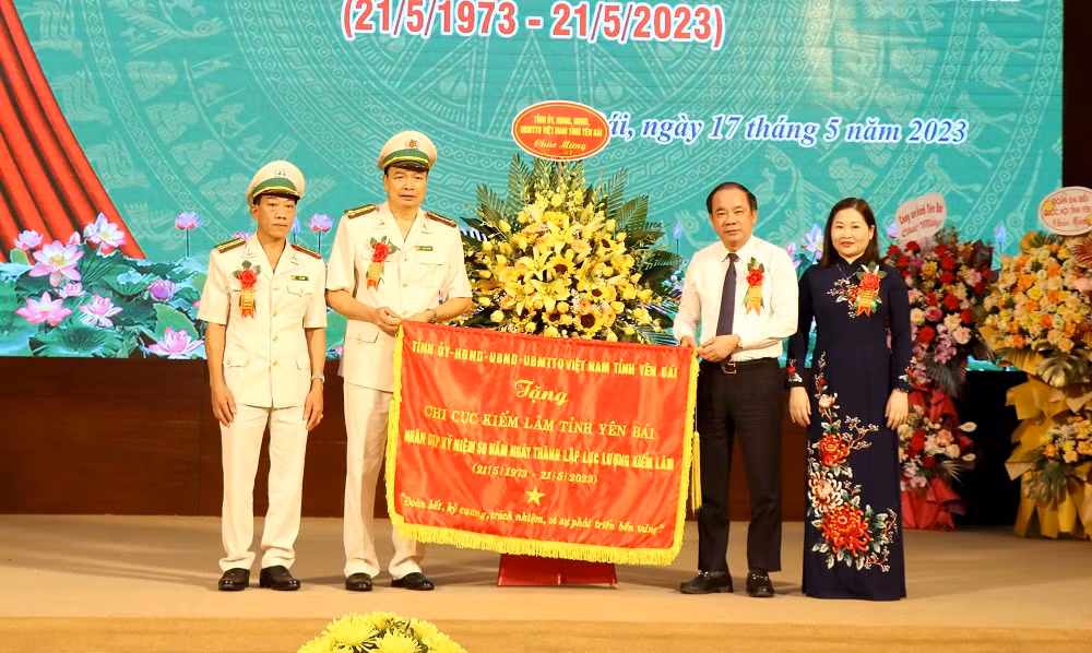 Lãnh đạo tỉnh Yên Bái tặng cờ thêu chúc mừng 50 năm lực lượng Kiển lâm Yên Bái.