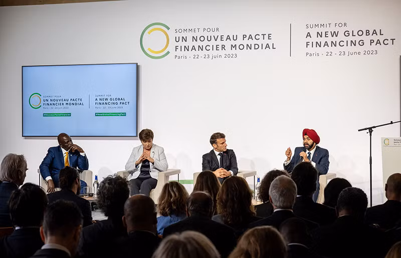 Tổng thống Pháp Emmanuel Macron và Chủ tịch Ngân hàng Thế giới Ajaypal Singh Banga tham dự một phiên thảo luận cấp cao tại hội nghị.