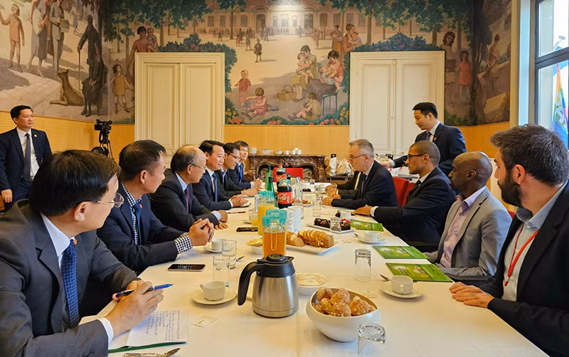 Bí thư Tỉnh ủy Đỗ Đức Duy làm việc với lãnh đạo thành phố Saint-Ouen-sur-Seine. Hai bên đã có trao đổi về khả năng hợp tác như phát triển hạ tầng giao thông đô thị, y tế, giáo dục và thể thao. (Ảnh: Minh Duy) Bí thư Tỉnh ủy Đỗ Đức Duy làm việc với lãnh đạo thành phố Saint-Ouen-sur-Seine. Hai bên đã có trao đổi về khả năng hợp tác như phát triển hạ tầng giao thông đô thị, y tế, giáo dục và thể thao. (Ảnh: Minh Duy)