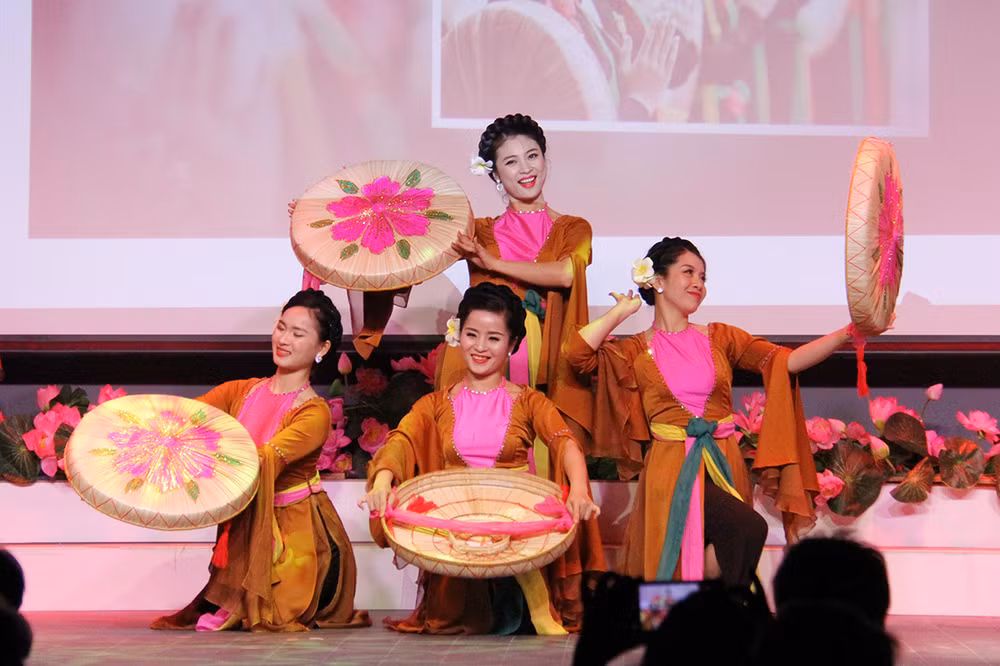 Tiết mục múa nón quai thao cùng tà áo dài thướt tha của các nghệ sĩ từ Việt Nam. (Ảnh: Khải Hoàn).