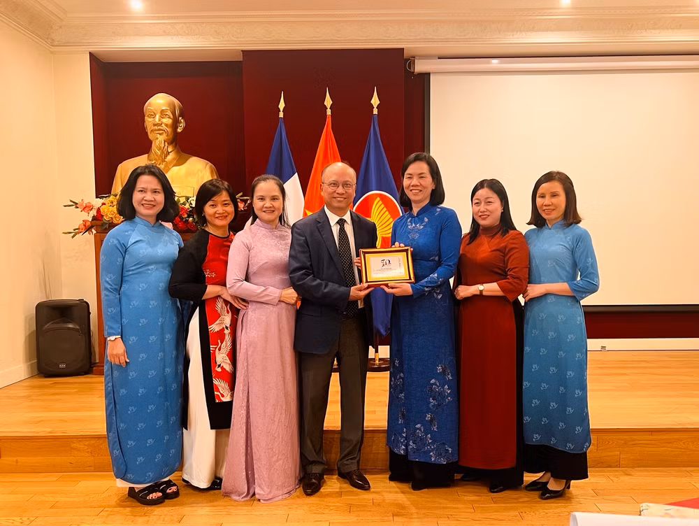 Đại sứ đặc mệnh toàn quyền Việt Nam tại Pháp Đinh Toàn Thắng tiếp Đoàn Trung ương Hội Liên hiệp Phụ nữ Việt Nam. (Ảnh: Minh Duy)