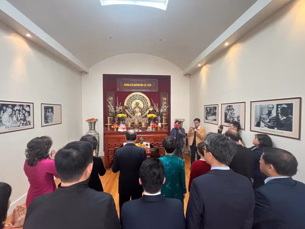 Lễ dâng hương tưởng nhớ, tri ân công đức của các Vua Hùng và các bậc tiền nhân đã có công dựng nước và giữ nước.