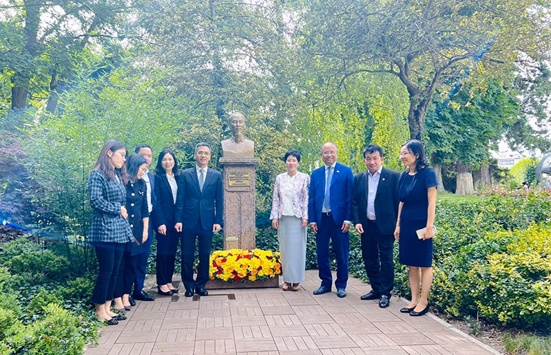 Đoàn công tác của Bộ Tài chính dâng hoa tại tượng Chủ tịch Hồ Chí Minh trong công viên Montreau (TP Montreuil). Tham gia các hoạt động của đoàn có Đại sứ Việt Nam tại Pháp Đinh Toàn Thắng. Đoàn công tác của Bộ Tài chính dâng hoa tại tượng Chủ tịch Hồ Chí Minh trong công viên Montreau (TP Montreuil). Tham gia các hoạt động của đoàn có Đại sứ Việt Nam tại Pháp Đinh Toàn Thắng.