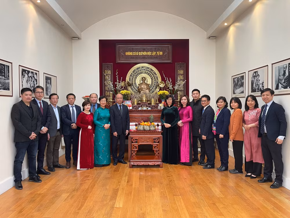 Các cơ quan đại diện Việt Nam tại Pháp nguyện tiếp nối truyền thống Tiên Rồng, hoàn thành tốt các nhiệm vụ tại địa bàn Pháp. Các cơ quan đại diện Việt Nam tại Pháp nguyện tiếp nối truyền thống Tiên Rồng, hoàn thành tốt các nhiệm vụ tại địa bàn Pháp.
