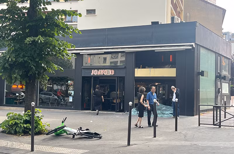 Một nhà hàng ở quận 13 (Paris) bị đập phá. (Ảnh: Khải Hoàn)