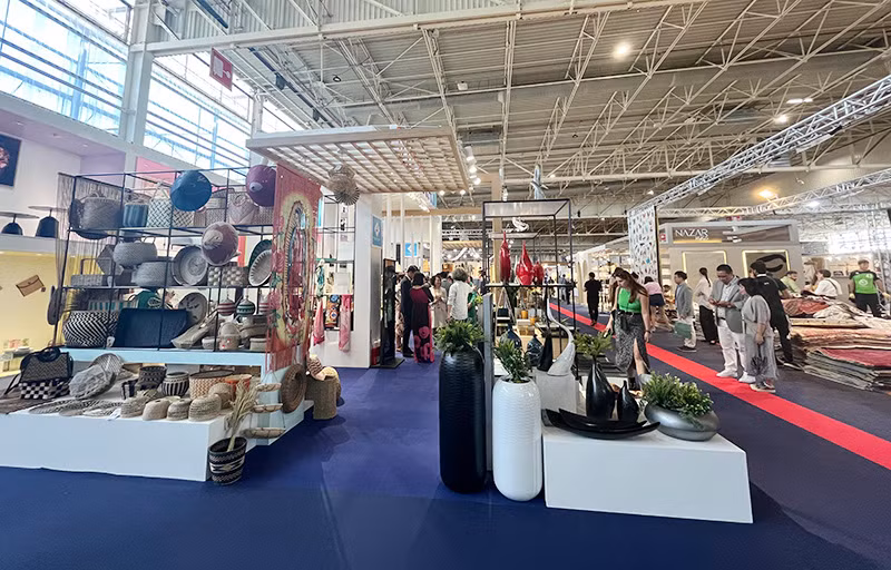 Hai cụm gian hàng Việt Nam hiện diện tại vị trí trung tâm trong khu vực Hall 8 – thuộc chủ đề Unique&Eclectic của triển lãm, thể hiện sự giao thoa các nền văn hóa từ khắp nơi trên thế giới, quy tụ các nhà trưng bày truyền cảm hứng và các sản phẩm tinh xảo, độc đáo, mang đậm màu sắc dân tộc.