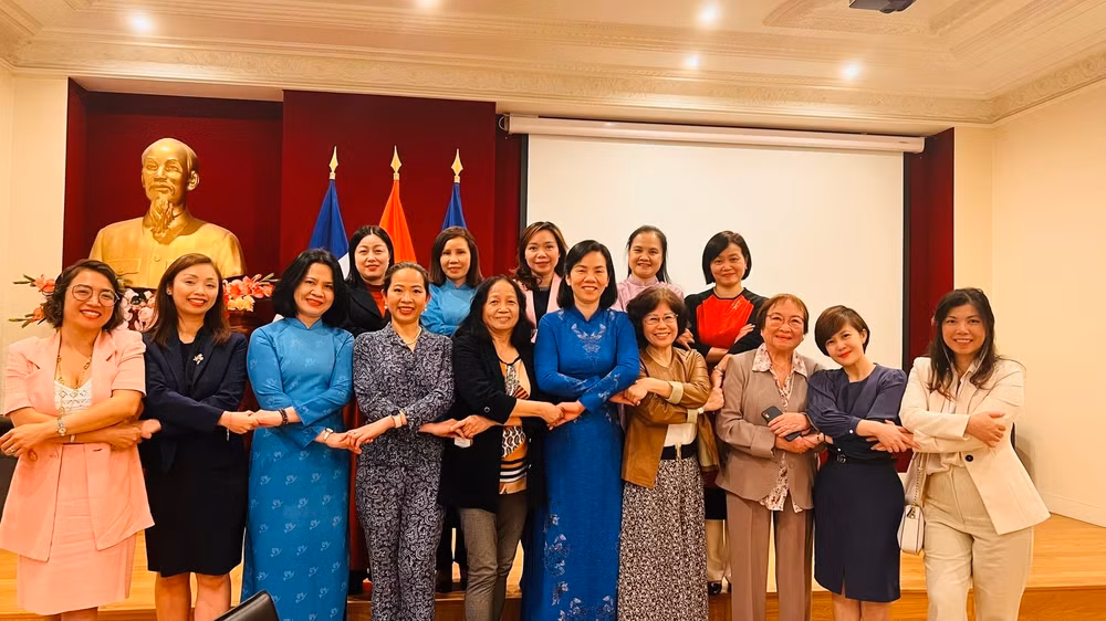 Đoàn Trung ương Hội Liên hiệp Phụ nữ Việt Nam gặp các đại diện các hội đoàn người Việt tại Pháp. (Ảnh: Khải Hoàn)
