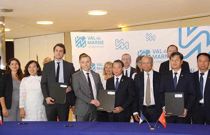 Lãnh đạo hai tỉnh ký kết Thỏa thuận khung hợp tác giai đoạn 2023-2028, làm cơ sở để hai địa phương sẽ tiếp tục trao đổi, cụ thể hóa thành các hoạt động, dự án cụ thể để triển khai, thực hiện mang lại lợi ích chung cho người dân. Hai bên cũng ký kết Dự án “Hỗ trợ truyền thông giáo dục sức khỏe bà mẹ và trẻ em tại tỉnh Yên Bái" và Dự án “Hỗ trợ phát triển chiến lược quản lý bùn thải tại thành phố Yên Bái, tỉnh Yên Bái”. (Ảnh: Khải Hoàn) Lãnh đạo hai tỉnh ký kết Thỏa thuận khung hợp tác giai đoạn 2023-2028, làm cơ sở để hai địa phương sẽ tiếp tục trao đổi, cụ thể hóa thành các hoạt động, dự án cụ thể để triển khai, thực hiện mang lại lợi ích chung cho người dân. Hai bên cũng ký kết Dự án “Hỗ trợ truyền thông giáo dục sức khỏe bà mẹ và trẻ em tại tỉnh Yên Bái" và Dự án “Hỗ trợ phát triển chiến lược quản lý bùn thải tại thành phố Yên Bái, tỉnh Yên Bái”. (Ảnh: Khải Hoàn)