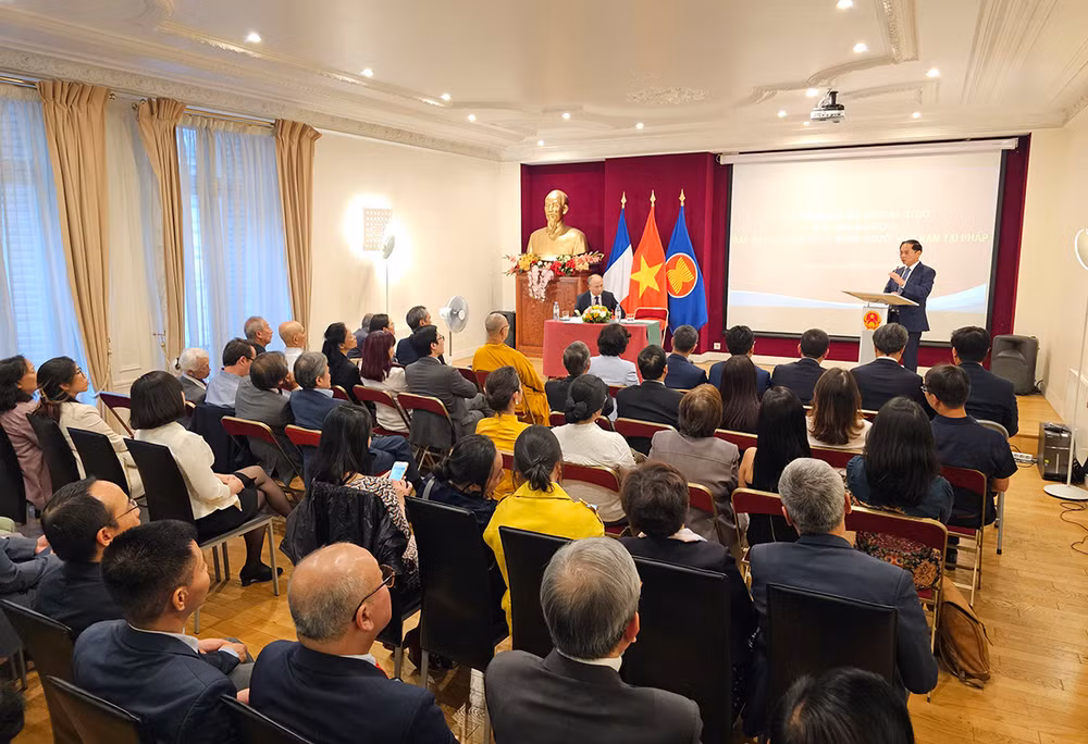 Đại diện các hội, đoàn trong các lĩnh vực văn hóa, kinh tế, khoa học và y tế tham gia cuộc gặp với Bộ trưởng Ngoại giao Bùi Thanh Sơn. (Ảnh: Minh Duy) Đại diện các hội, đoàn trong các lĩnh vực văn hóa, kinh tế, khoa học và y tế tham gia cuộc gặp với Bộ trưởng Ngoại giao Bùi Thanh Sơn. (Ảnh: Minh Duy)