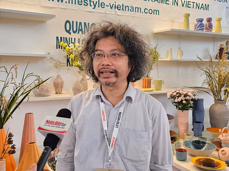 Ông Lê Bá Ngọc cho biết: Vietcraft có 900 doanh nghiệp thành viên nhưng chỉ có 10 doanh nghiệp xuất sắc được lựa chọn giới thiệu tại triển lãm lần này. Ông Lê Bá Ngọc cho biết: Vietcraft có 900 doanh nghiệp thành viên nhưng chỉ có 10 doanh nghiệp xuất sắc được lựa chọn giới thiệu tại triển lãm lần này.