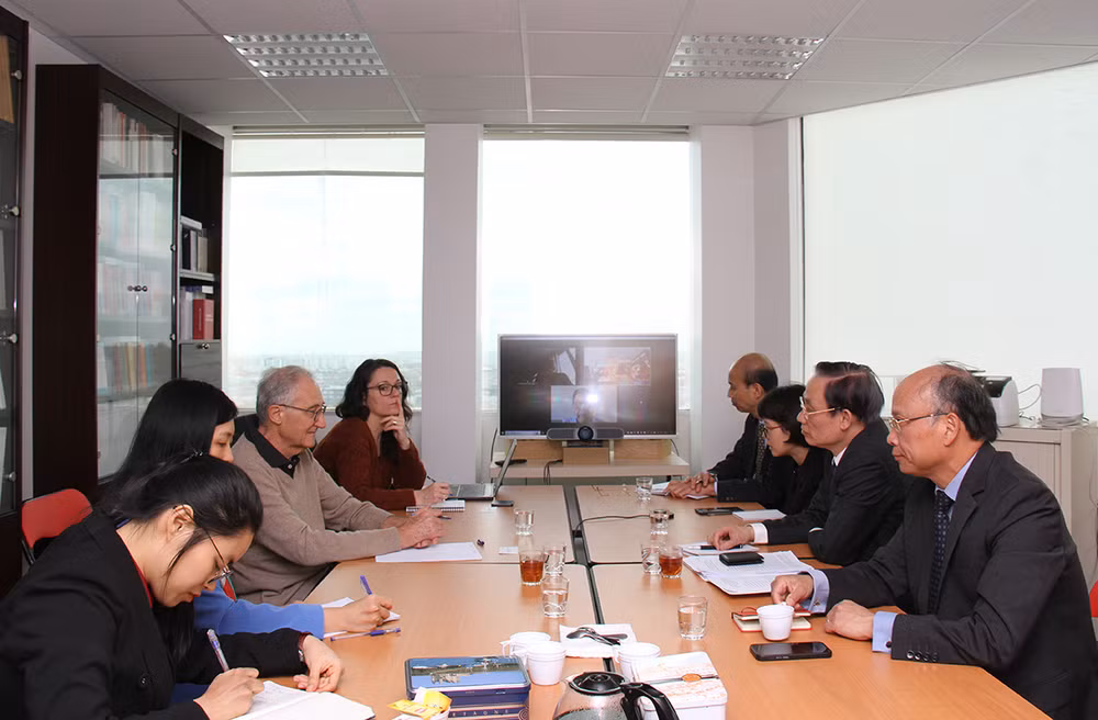 Đoàn đại biểu Đảng ta làm việc với Viện nghiên cứu Gabriel Péri. Đoàn đại biểu Đảng ta làm việc với Viện nghiên cứu Gabriel Péri.