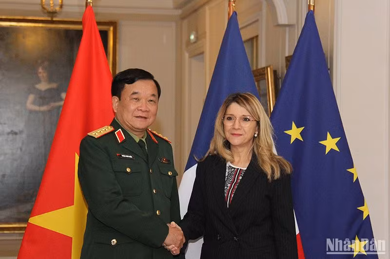 Bà Patricia Miralles, Quốc vụ khanh Cựu chiến binh và ký ức chiến tranh Pháp chào đón Thứ trưởng Quốc phòng Hoàng Xuân Chiến tới thăm và làm việc. (Ảnh: Khải Hoàn)