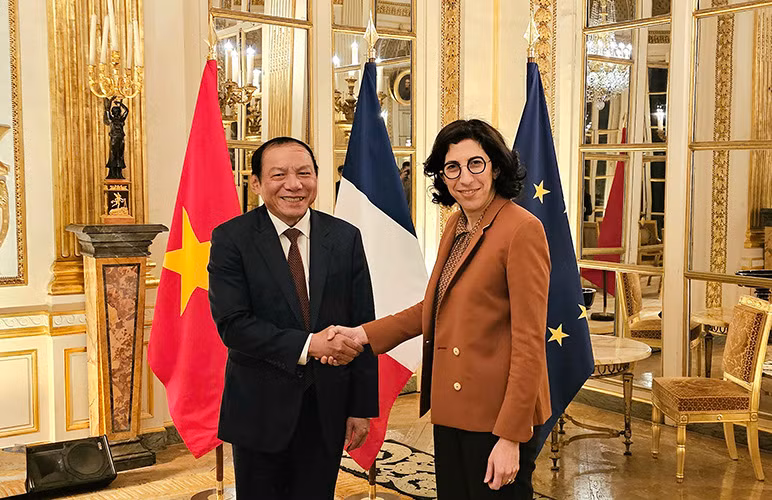 Bộ trưởng Văn hóa Pháp Rima Abdul Malak chào đón Bộ trưởng Văn hóa, Thể thao và Du lịch Nguyễn Văn Hùng tới thăm và làm việc tại Pháp. Ảnh: Minh Duy.