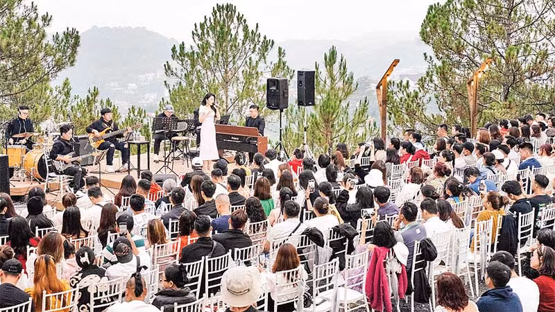 Một buổi biểu diễn âm nhạc ngoài trời ở Đà Lạt. (Ảnh: MÂY LANG THANG) Một buổi biểu diễn âm nhạc ngoài trời ở Đà Lạt. (Ảnh: MÂY LANG THANG)