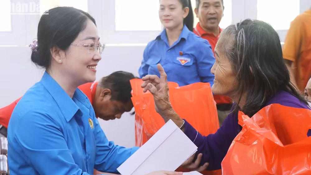 Lãnh đạo tỉnh Bình Dương trao quà cho người nghèo trên địa bàn huyện Chơn Thành.
