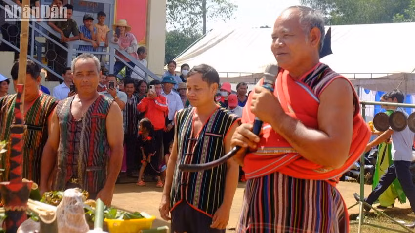 Già làng người M’nông mặc trang phục truyền thống tại Lễ hội kết bạn cộng đồng.