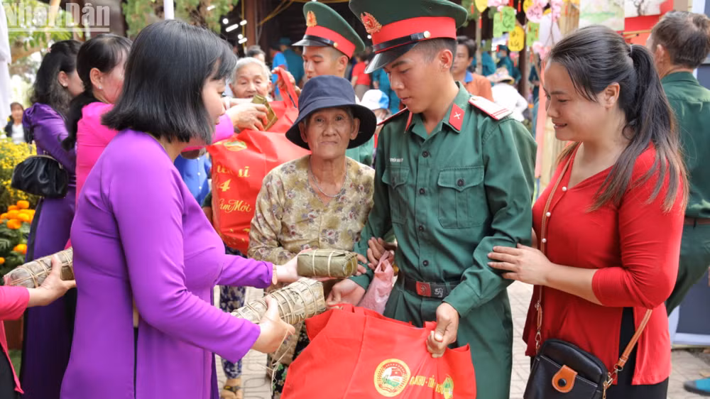 Nhân dân trên địa bàn huyện Lộc Ninh tham gia “Chợ 0 đồng – Lan tỏa yêu thương” 