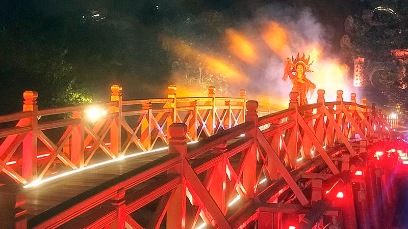 Tiết mục nghệ thuật trong chương trình trải nghiệm “Ngọc Sơn đêm huyền bí” tại đền Ngọc Sơn, hồ Hoàn Kiếm, Hà Nội. (Ảnh TC)