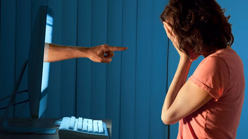 Bạo lực mạng có thể gây ra những hậu quả nghiêm trọng. (Ảnh minh họa)