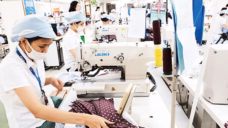 Hoạt động sản xuất tại Tổng công ty May 10. (Ảnh KHẮC KIÊN)