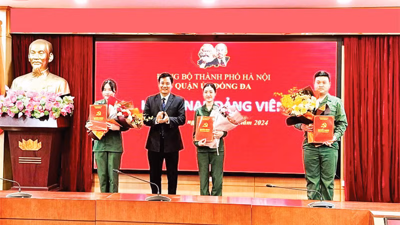 Thường trực Quận ủy Đống Đa chúc mừng ba tân binh được kết nạp Đảng.