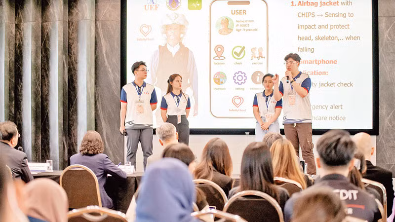 Sinh viên Trường đại học Kinh tế-Tài chính Thành phố Hồ Chí Minh trong một chương trình thực tập tại nước ngoài.