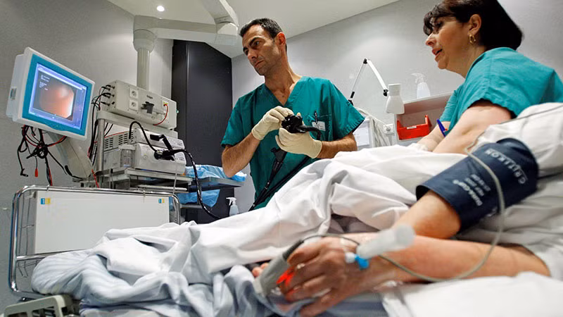 Các bác sĩ siêu âm cho bệnh nhân tại một bệnh viện ở Marseille, Pháp. (Ảnh REUTERS)