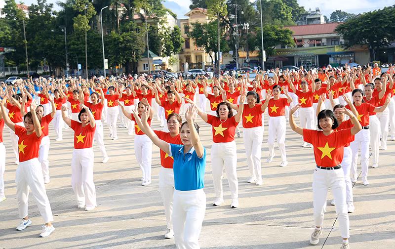 Các tiết mục được biểu diễn khỏe khoắn, đồng đều.