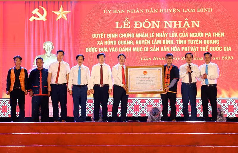 Đại diện Bộ Văn hóa, Thể thao và Du lịch cùng lãnh đạo tỉnh Tuyên Quang trao chứng nhận cho lãnh đạo huyện Lâm Bình.