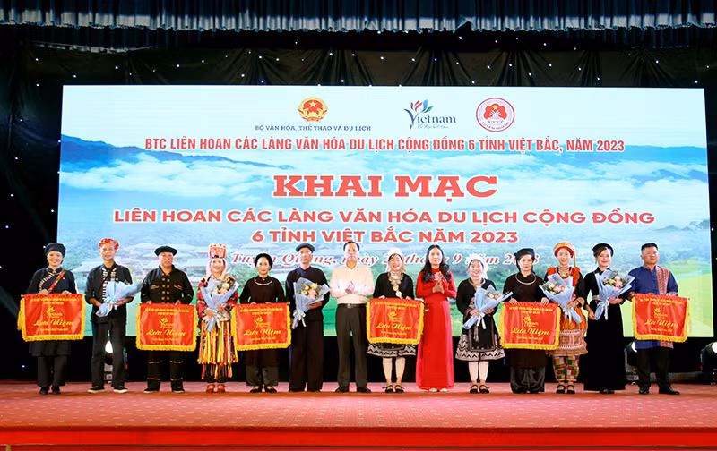 Ban tổ chức tặng hoa và cờ lưu niệm cho các đoàn tham dự liên hoan. 