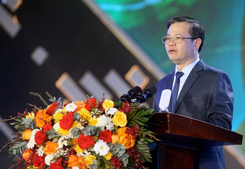 Đồng chí Nguyễn Văn Sơn, Chủ tịch UBND tỉnh Tuyên Quang phát biểu khai mạc Chương trình.