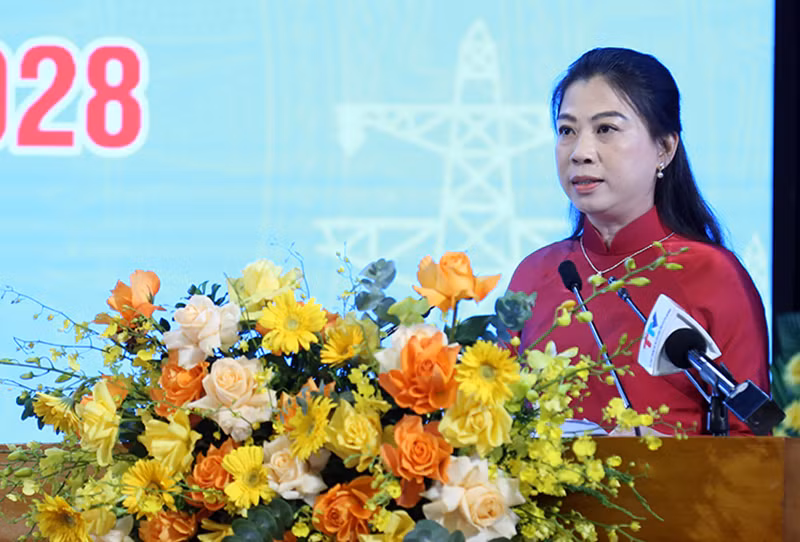 Đồng chí Lê Thị Kim Dung, Phó Bí thư Thường trực Tỉnh ủy, Chủ tịch Hội đồng nhân dân tỉnh Tuyên Quang phát biểu tại Đại hội.