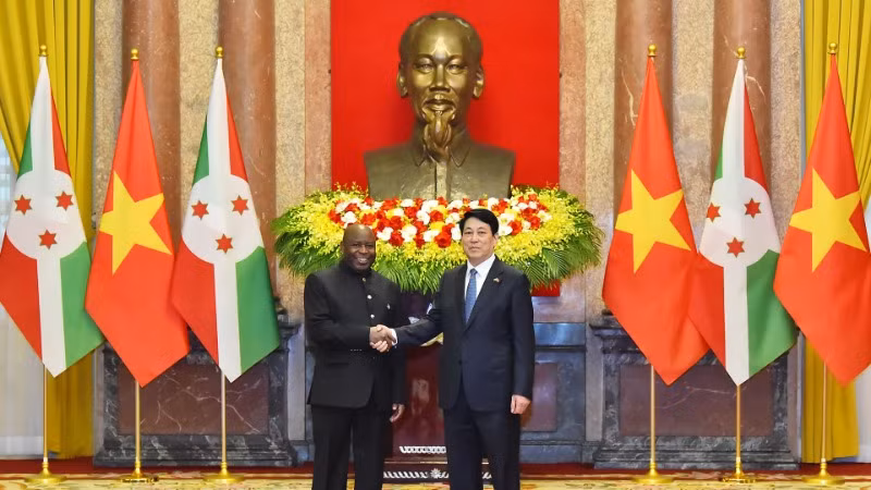 Chủ tịch nước Lương Cường và Tổng thống nước Cộng hòa Burundi Evariste Ndayishimiye, ngày 4/4/2025. (Ảnh: ĐĂNG KHOA)