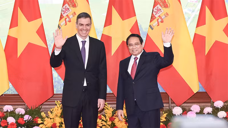 Thủ tướng Phạm Minh Chính và Thủ tướng Tây Ban Nha Pedro Sanchez. (Ảnh: TRẦN HẢI) 